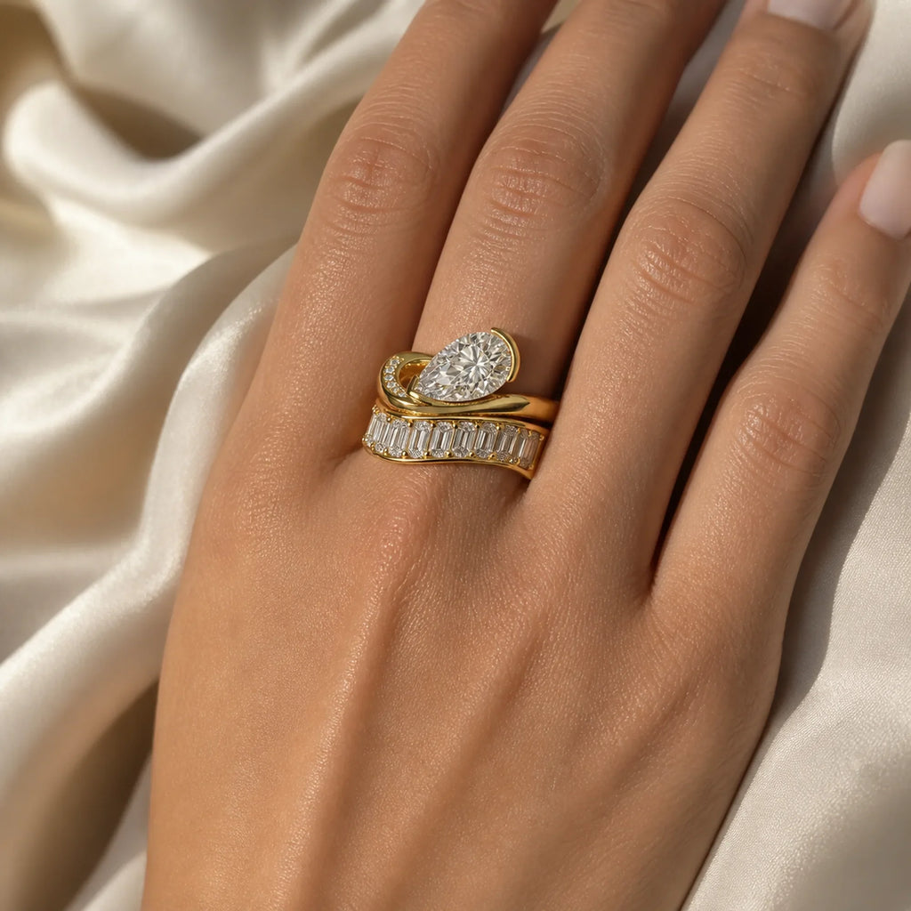 Selunyra Oval Love Stackingring wearing image 1