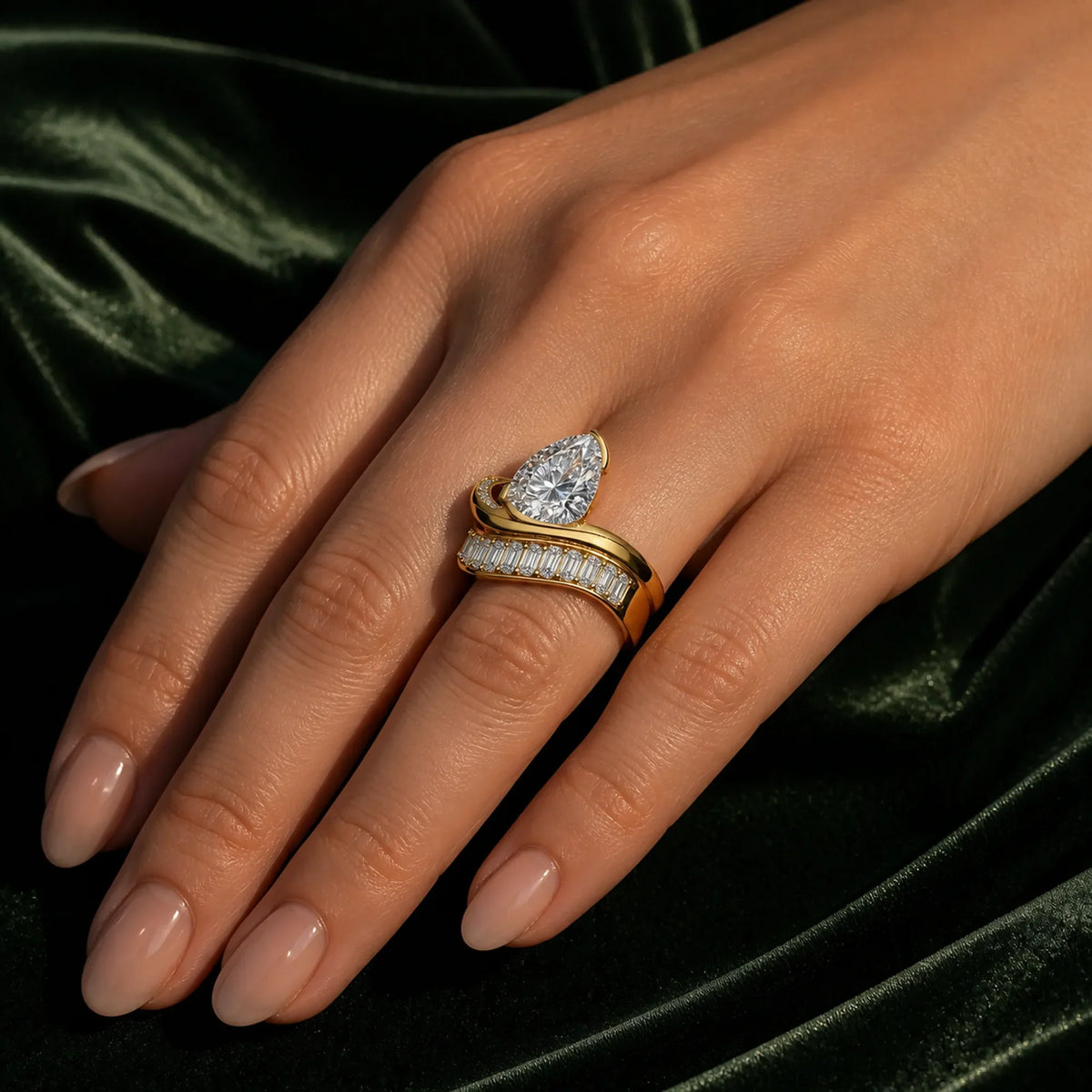 Selunyra Oval Love Stackingring wearing image 2