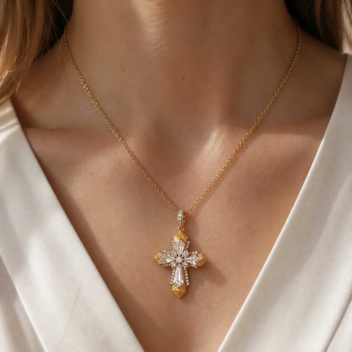 Selunyra Hermes Necklace wearing image 1