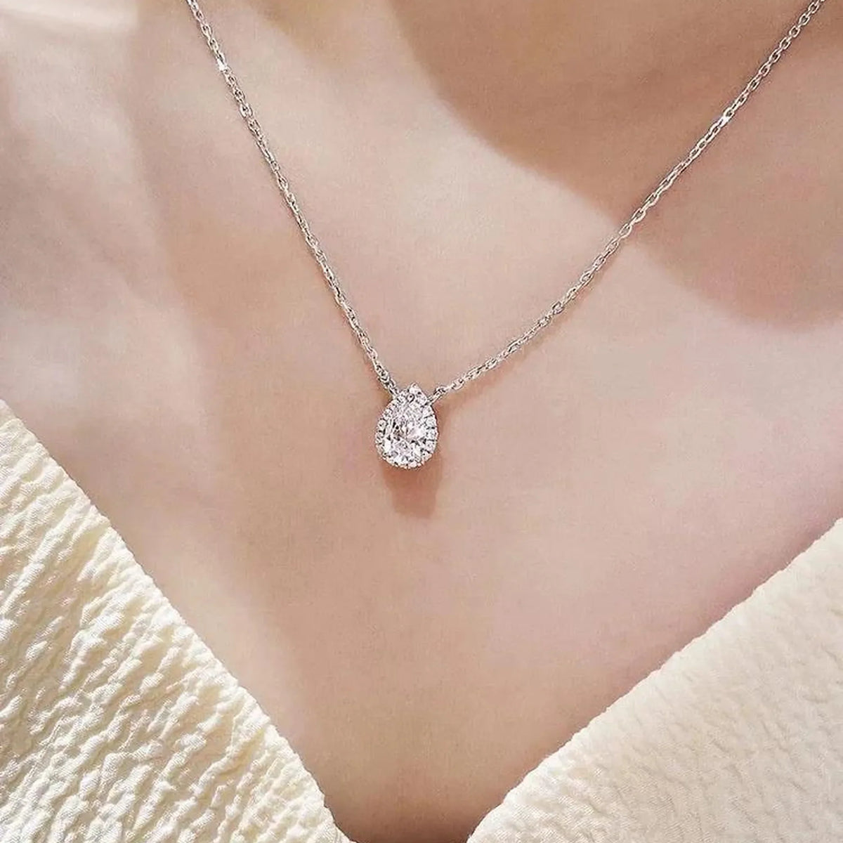 Selunyra Oval Necklace product view 2