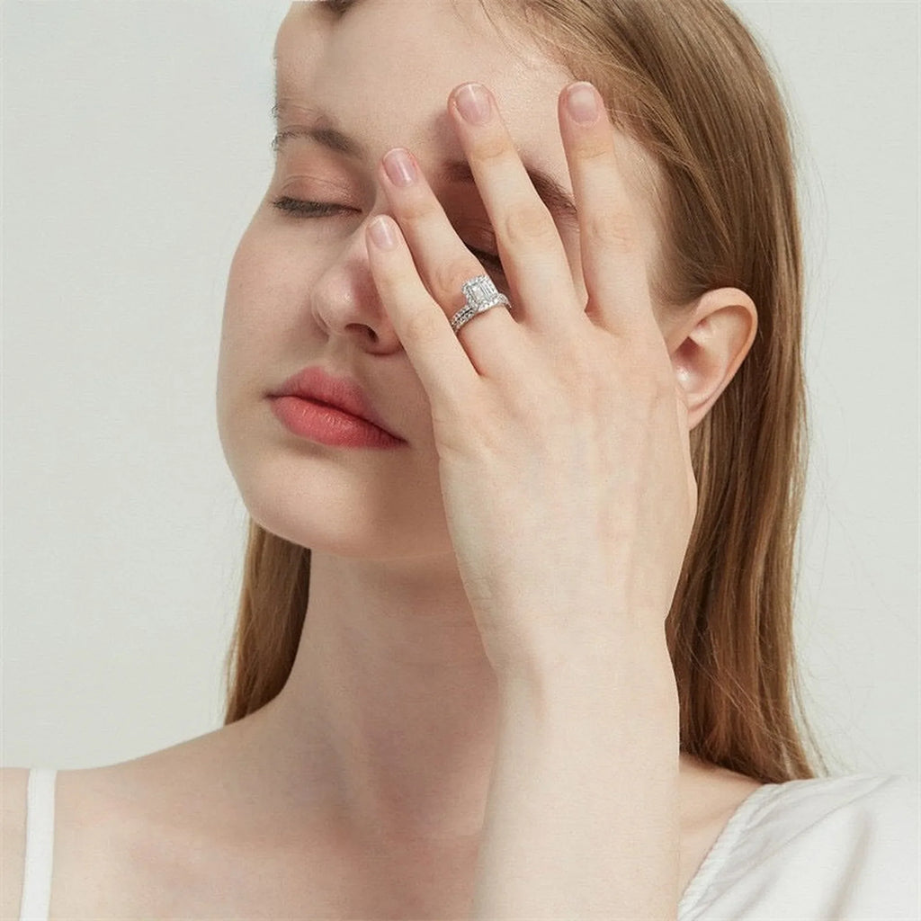 Selunyra Chicago Ring Set worn on hand 1