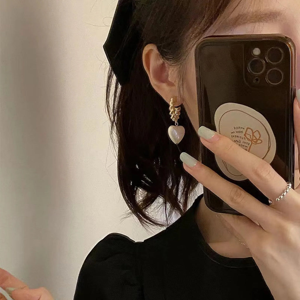 Selunyra Heart-shaped Pearl Pendant Drop Earring mirror styling