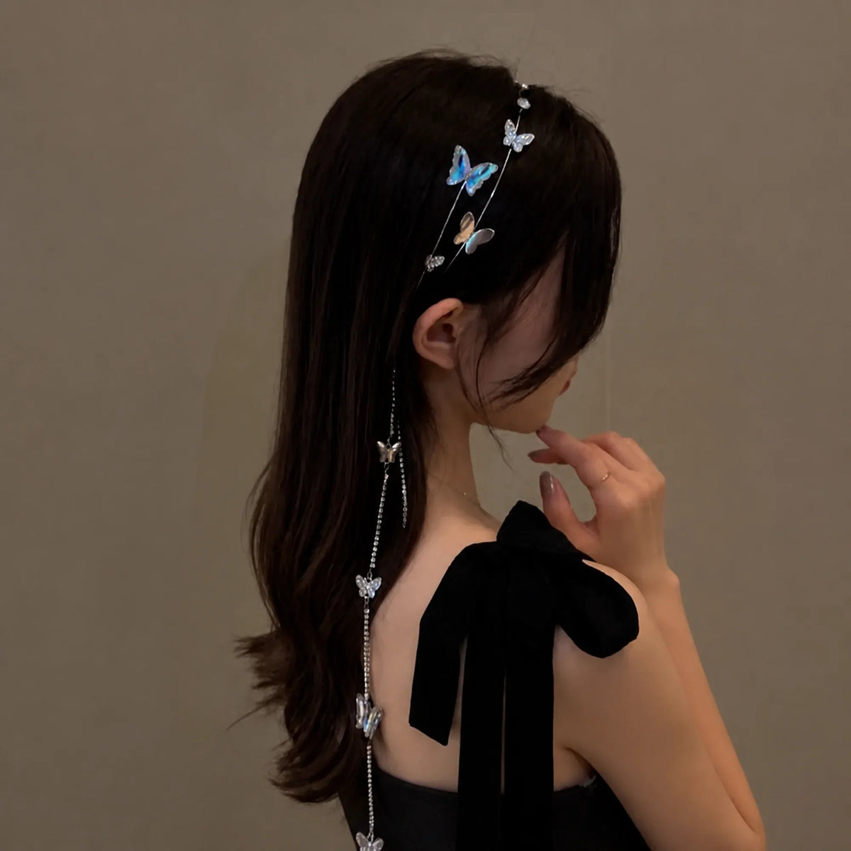 Selunyra Isabelle Headdress worn in a side hairstyle
