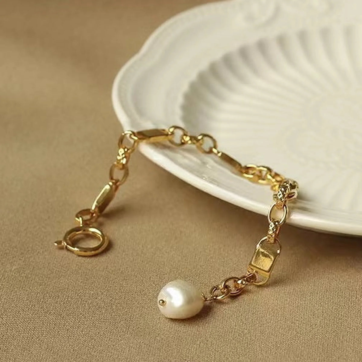 Selunyra Pearl Bracelet product styling