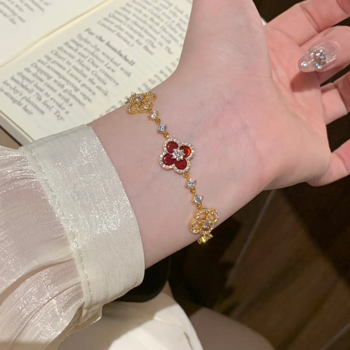 Selunyra Red Cleef Bracelet product detail 1