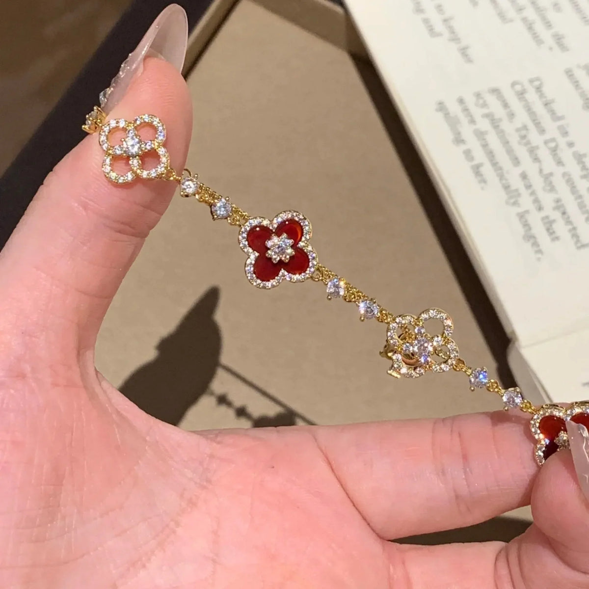 Selunyra Red Cleef Bracelet product detail 2