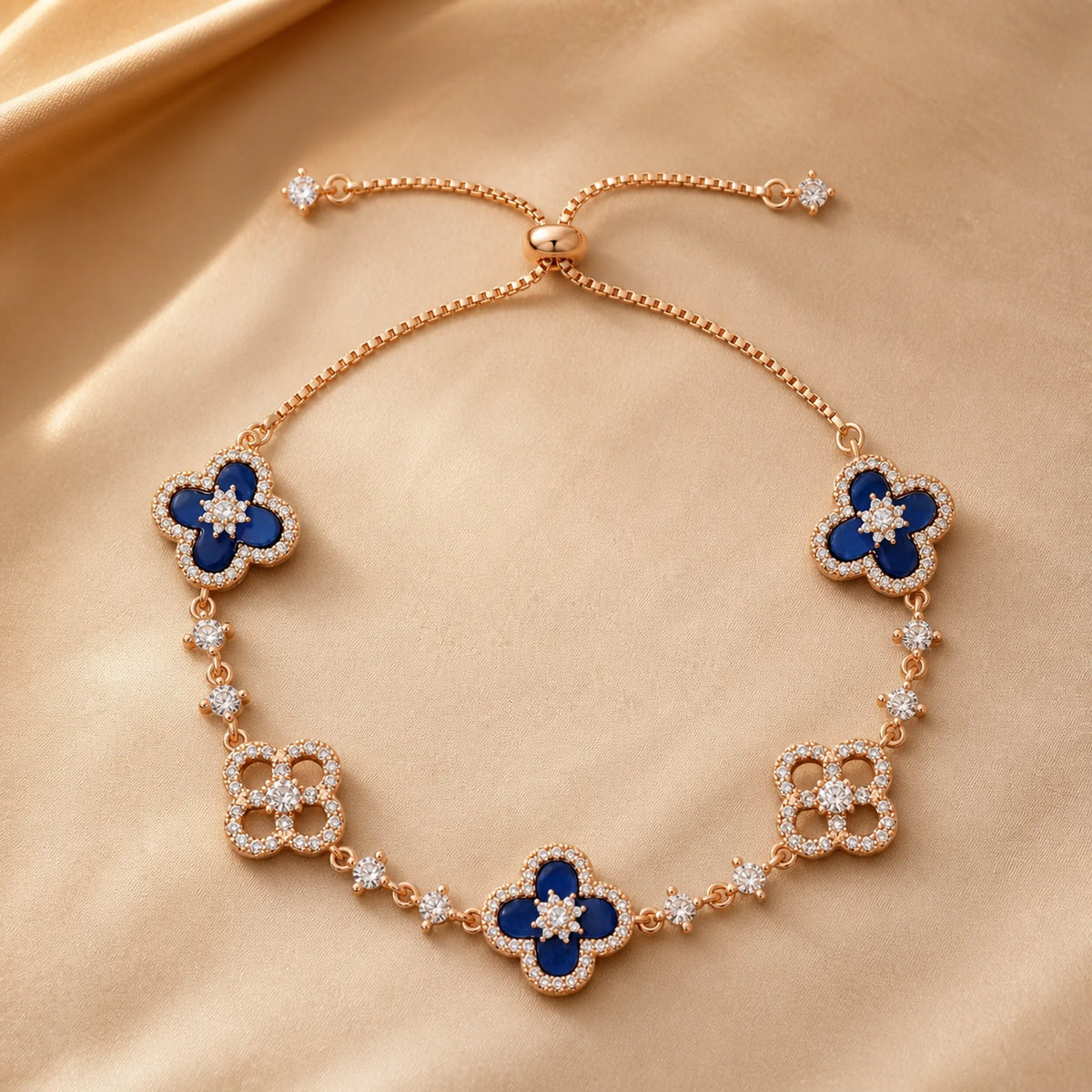 Selunyra Royal Blue Cleef bracelet in gold – product view