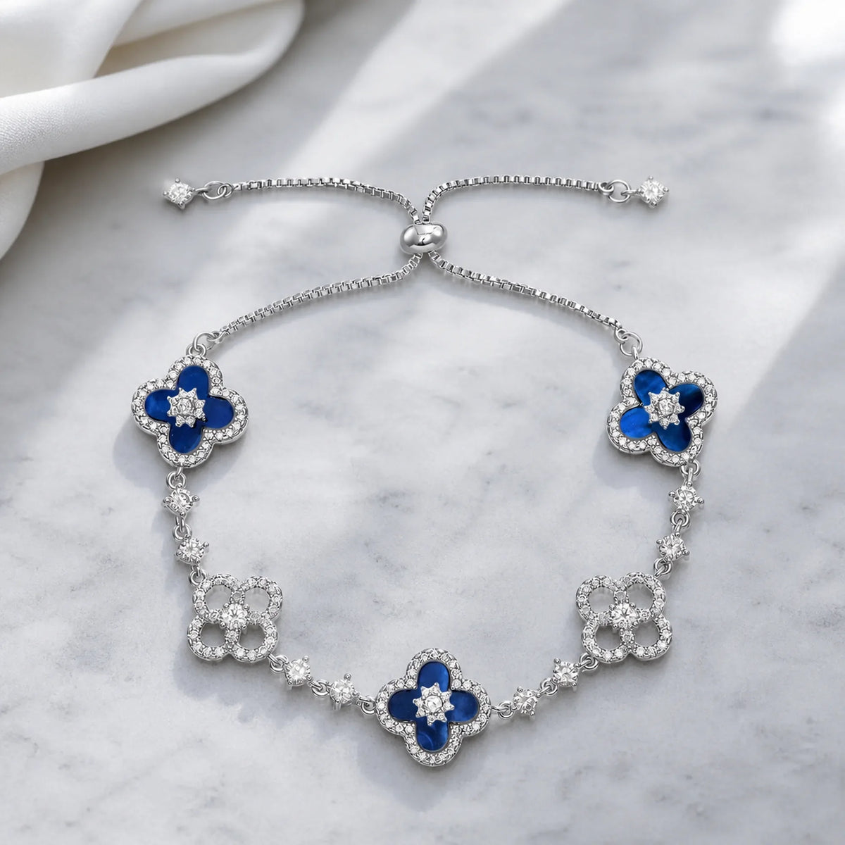 Selunyra Royal Blue Cleef bracelet in silver – product view