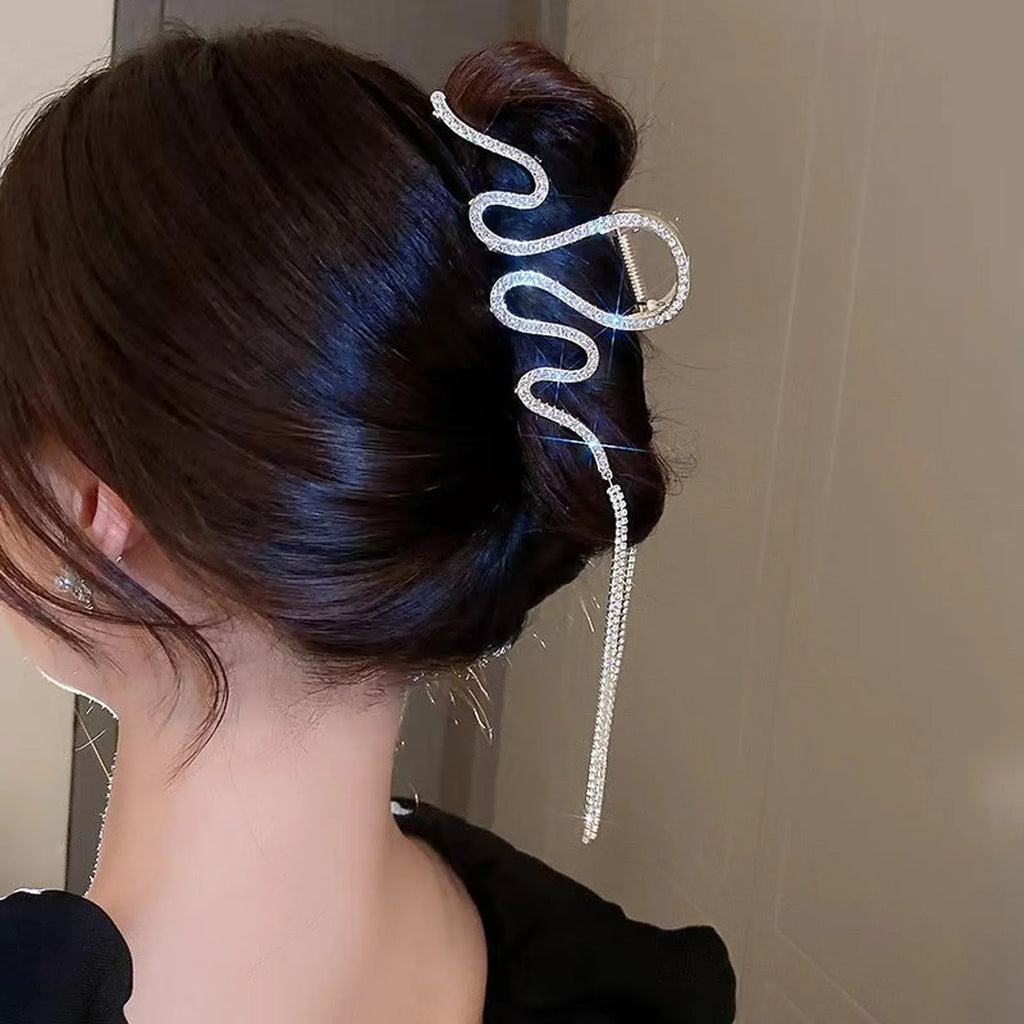 Selunyra Snack Claw Clip worn from the rear