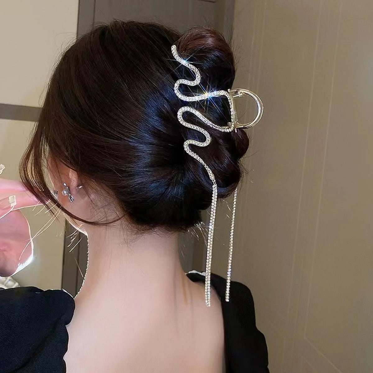 Selunyra Snack Claw Clip worn from the side
