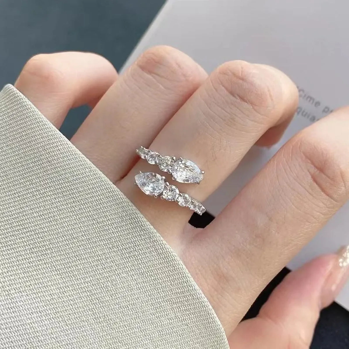 Selunyra Snack ring worn in a daylight hand pose