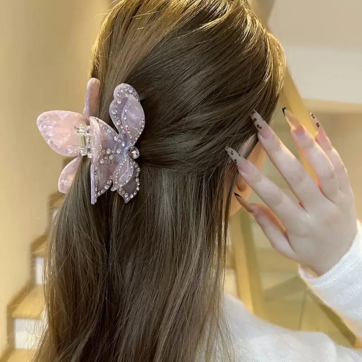 Selunyra Sweetheart pink hair clip worn