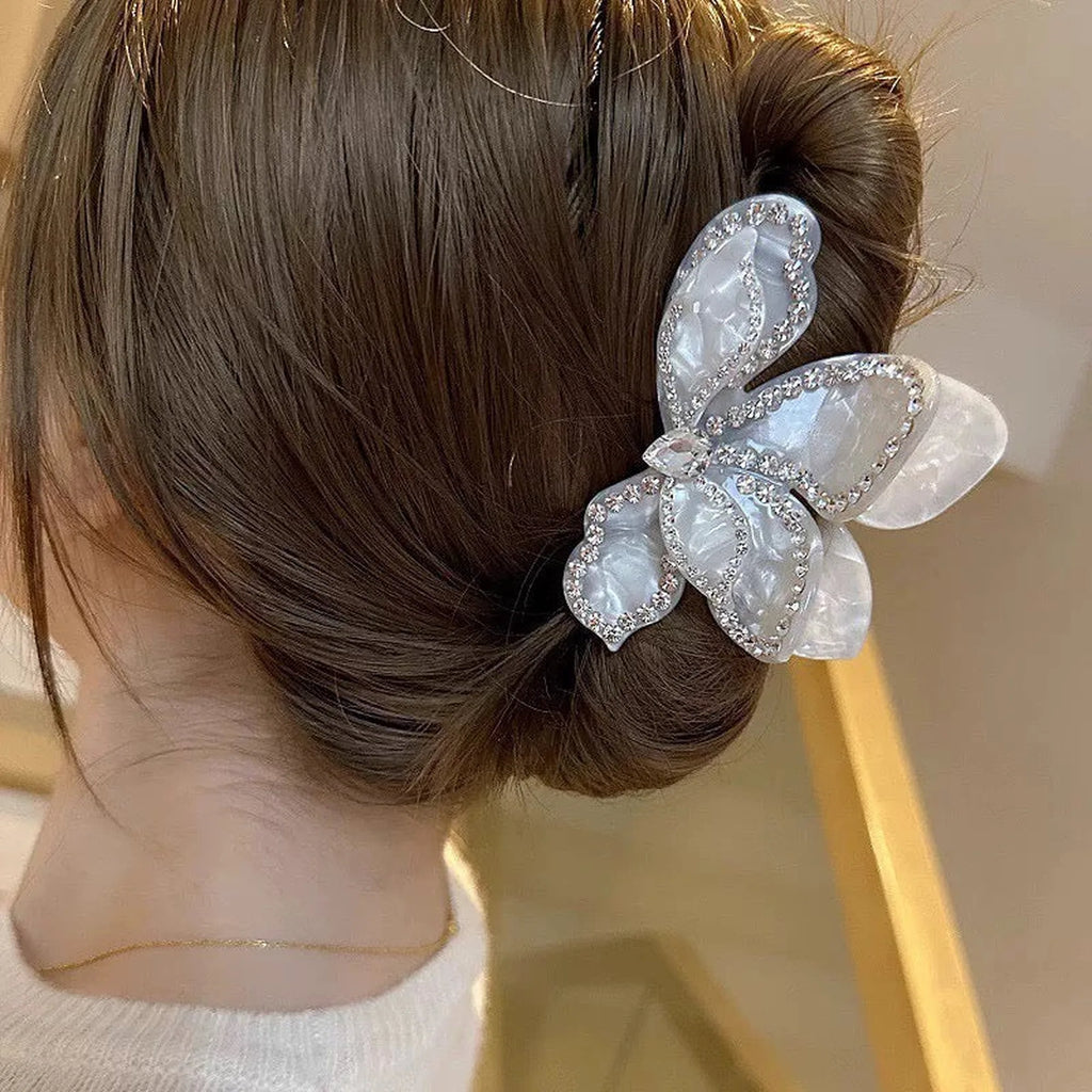 Selunyra Sweetheart white hair clip worn